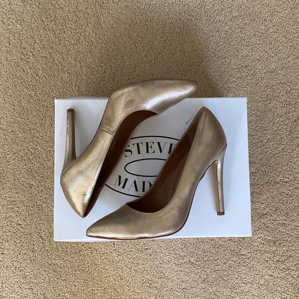 Steve Madden Protégée Platinum Gold Pointed Toe Heels Sz 6